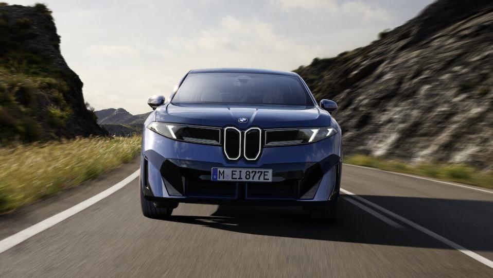 Ontdek de nieuwe BMW iX3 in een exclusieve setting. 